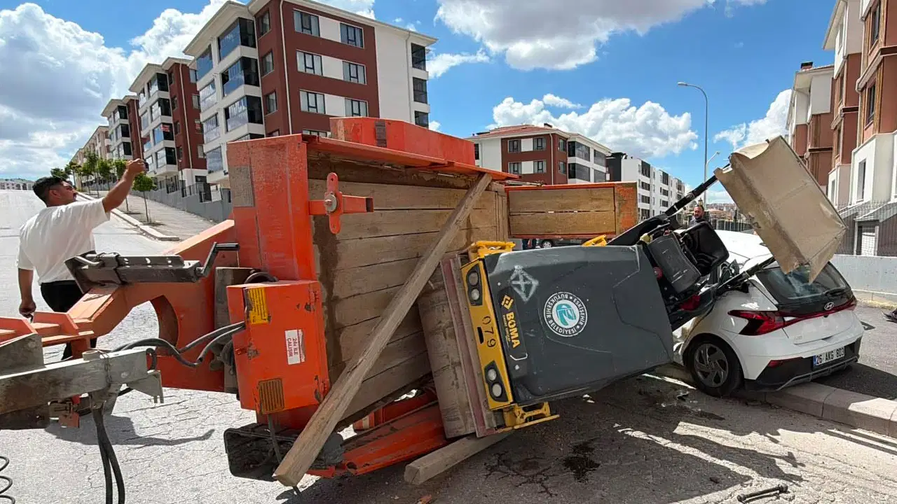 2,7 tonluk silindir yüklü römork, sürücü kursu aracına çarptı: 2 yaralı