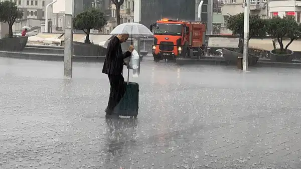 AKOM gün gün açıkladı: Yağışlı hava İstanbul'u terk etmiyor