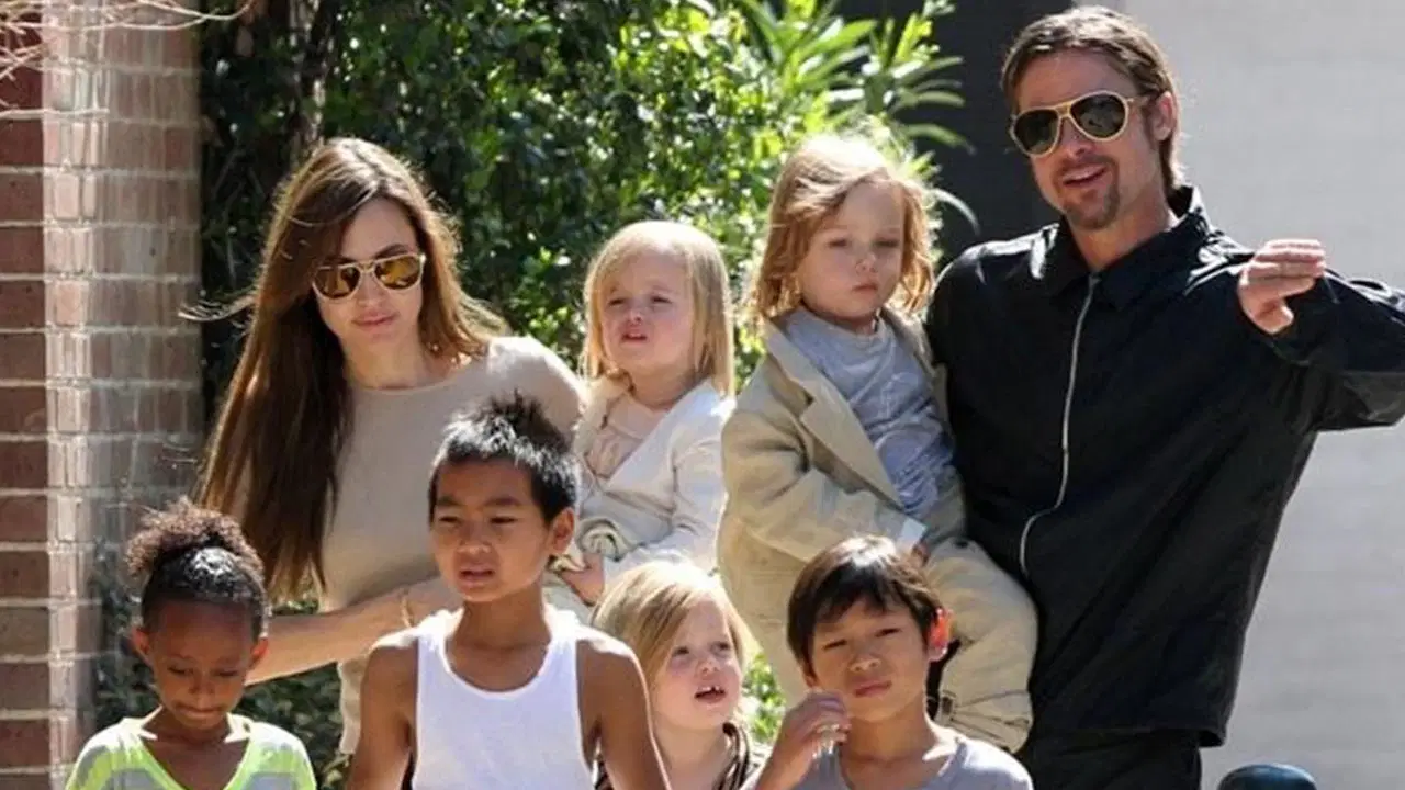 Brad Pitt'e bir şok daha: Çocukları Maddox ve Zahara soyadlarını değiştirmek için gazeteye ilan verdi