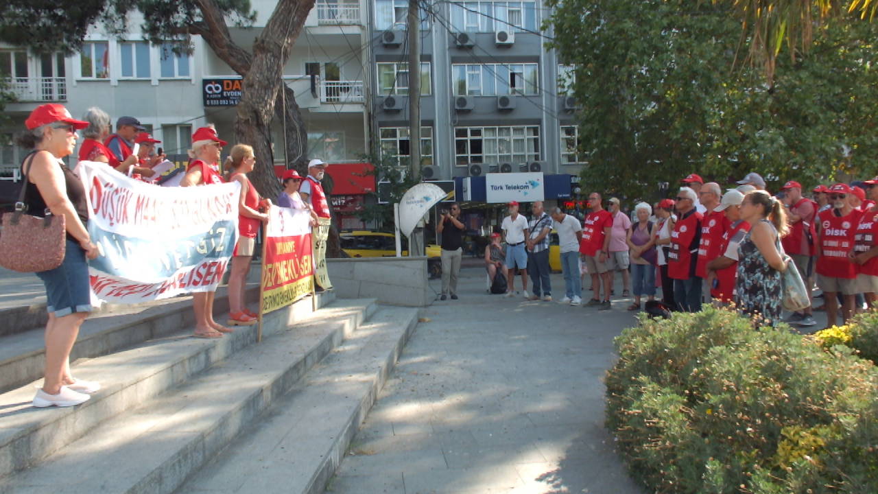 Burhaniye'de 'Emekli insanca yaşam istiyor' eylemi