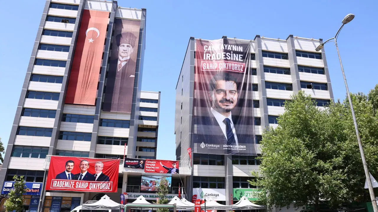 Çankaya Belediyesi önünde dayanışma nöbeti: Hüseyin Can Güner'e destek mesajı verildi
