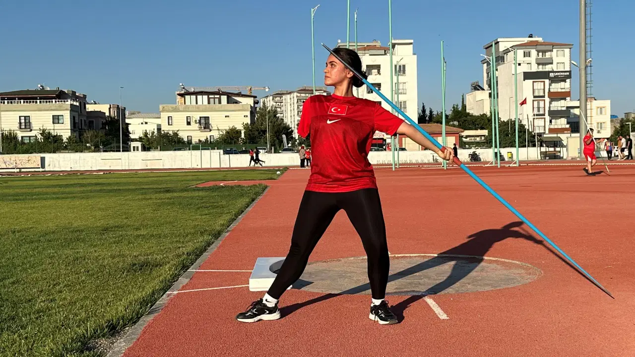 Depremde ailesini ve kolunu kaybeden Meryem Hanne Erbil Türkiye şampiyonu oldu!