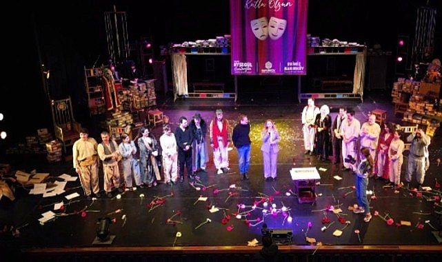 Dünya Tiyatro Günü'nde Sahneler Çiçek Bahçesine Döndü!