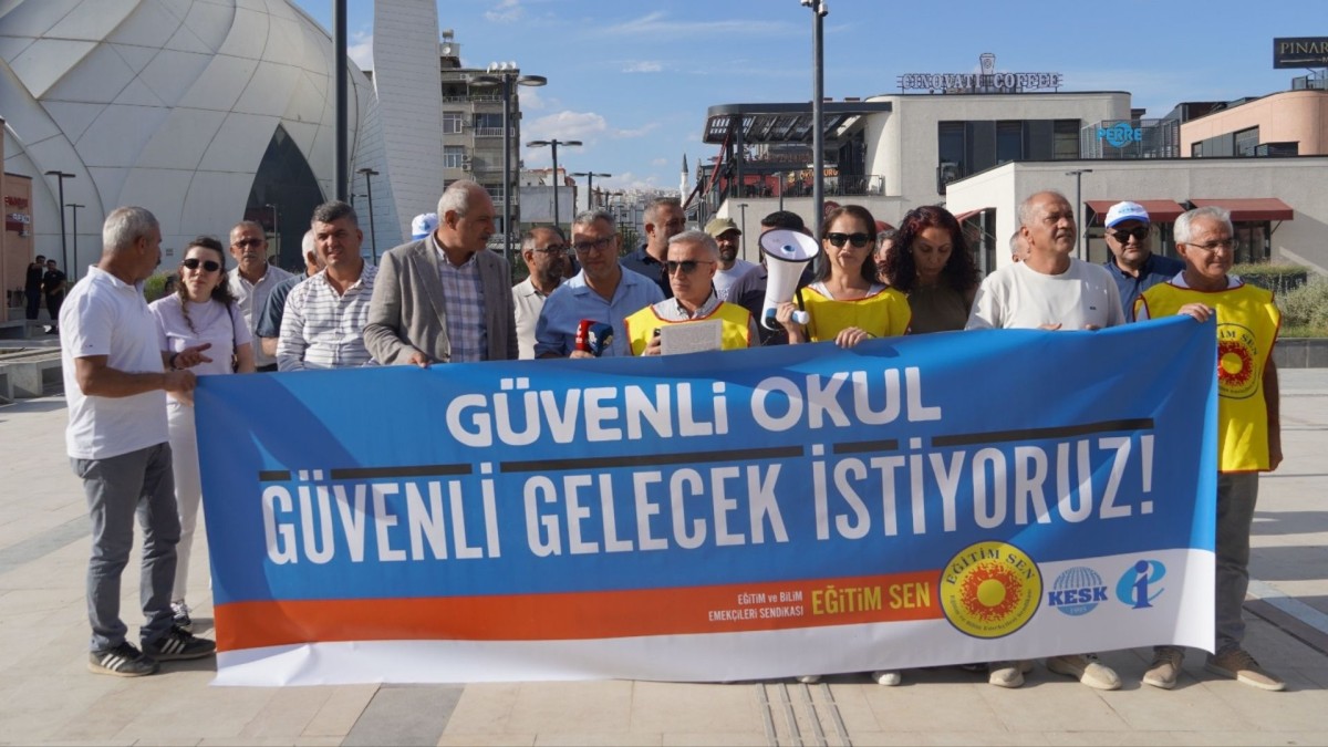 Eğitim Sen Adıyaman Kent Meydanı’ndan seslendi: ‘Güvenli okul, güvenli gelecek istiyoruz’  - Videolu Haber