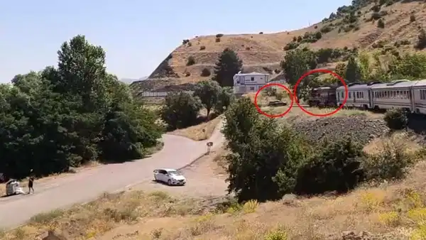 Elazığ'da korkutan kaza: Yolcu treni hemzemin geçitte otomobile çarptı