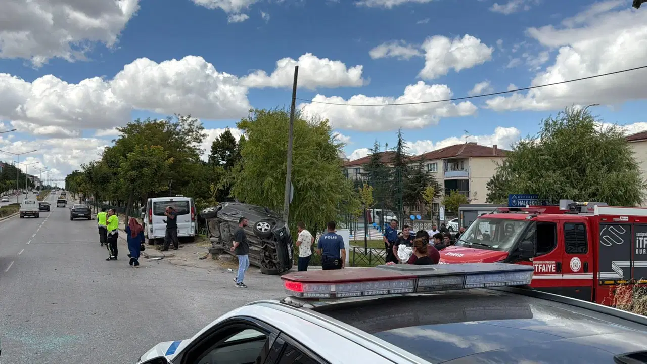 Eskişehir'de minibüs ile otomobil çarpıştı: Yaralılar var