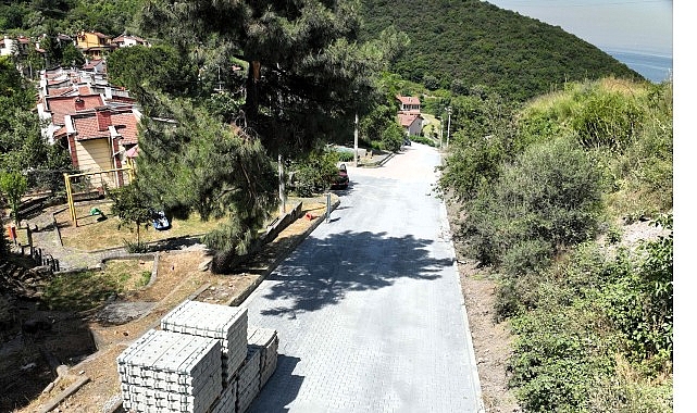 Gölcük Halıdere'de 3 sokakta parke yollar yenilendi