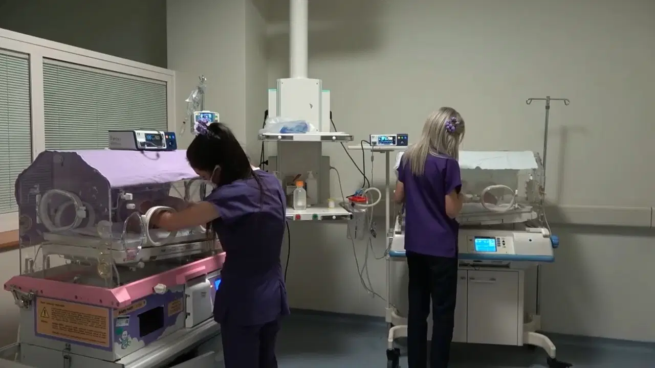 Hemşire kılığına girip bebeği kaçırmaya çalıştı! Yakalanarak gözaltına alındı