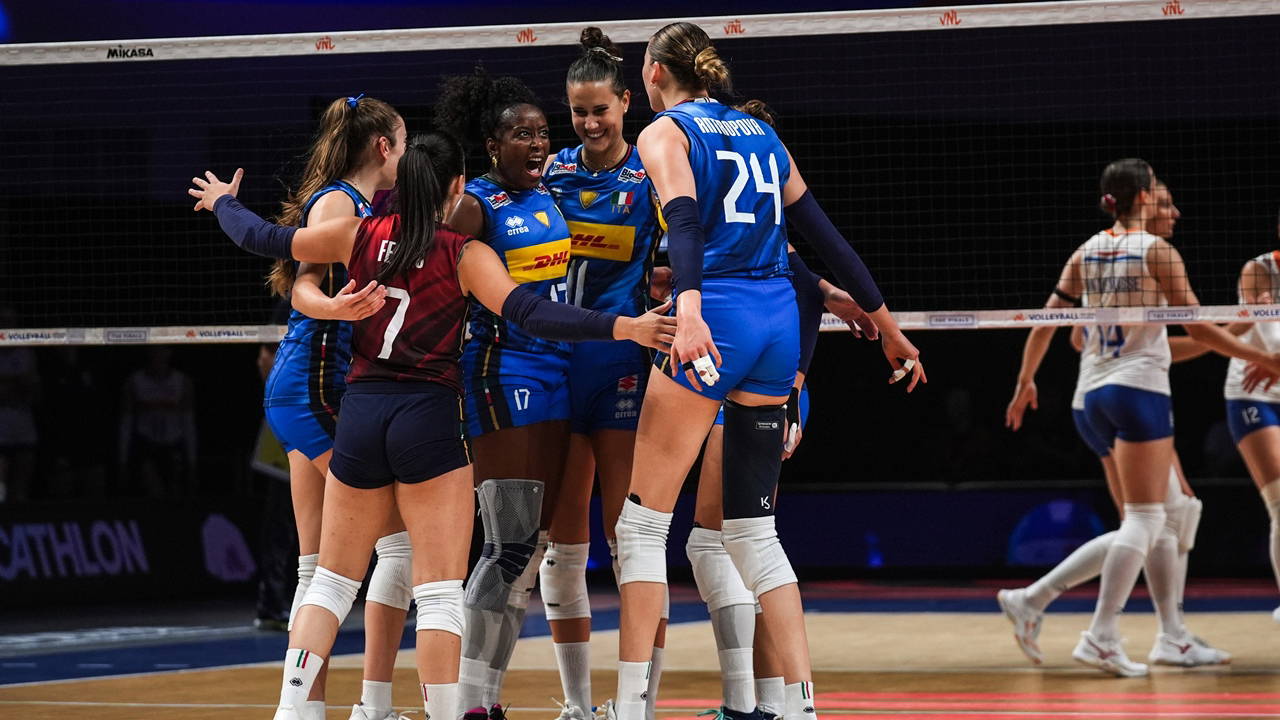 İtalya, Hollanda'yı set vermeden geçerek yarı finale yükseldi