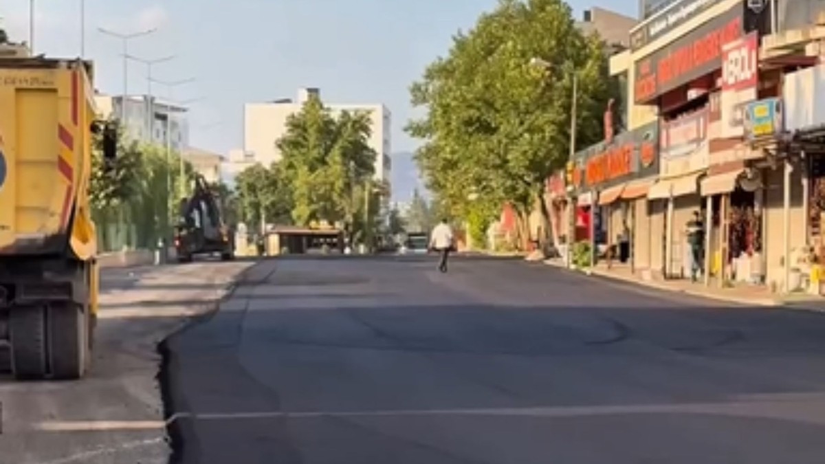 Kahta'da Ahmet Aydın Caddesi sıcak asfaltla yenileniyor