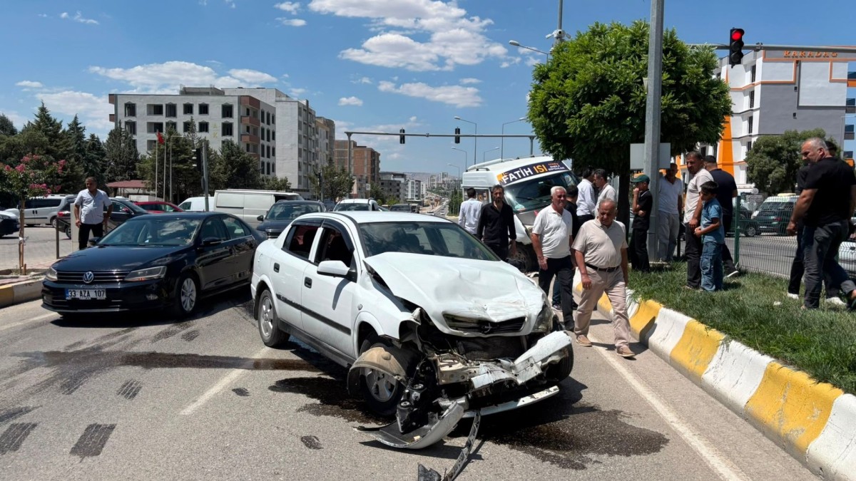 Kahta’da Öğretmenevi Kavşağı'nda trafik kazası