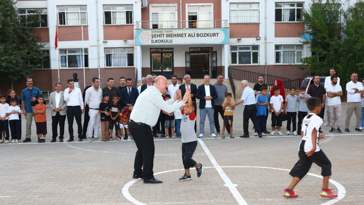 Kahta’da okul bahçesi mini futbol sahasına dönüştürüldü