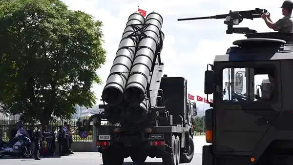 Kremlin: Türkiye ile S-400'lerin geleceği konusunda temas halindeyiz