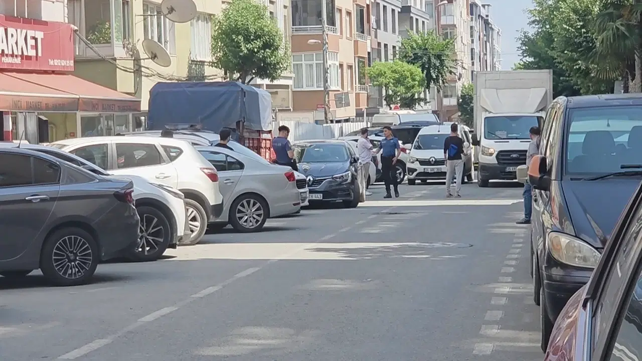 Küçükçekmece'de dehşet: Market sahibi, husumetlisi tarafından vuruldu!