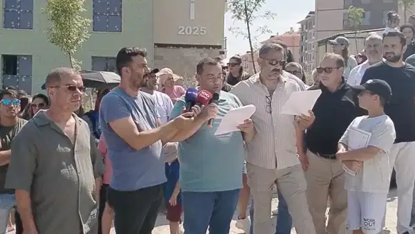 Mersin'de 15 aydır evlerine girmeyi bekleyen TOKİ mağdurlarından protesto