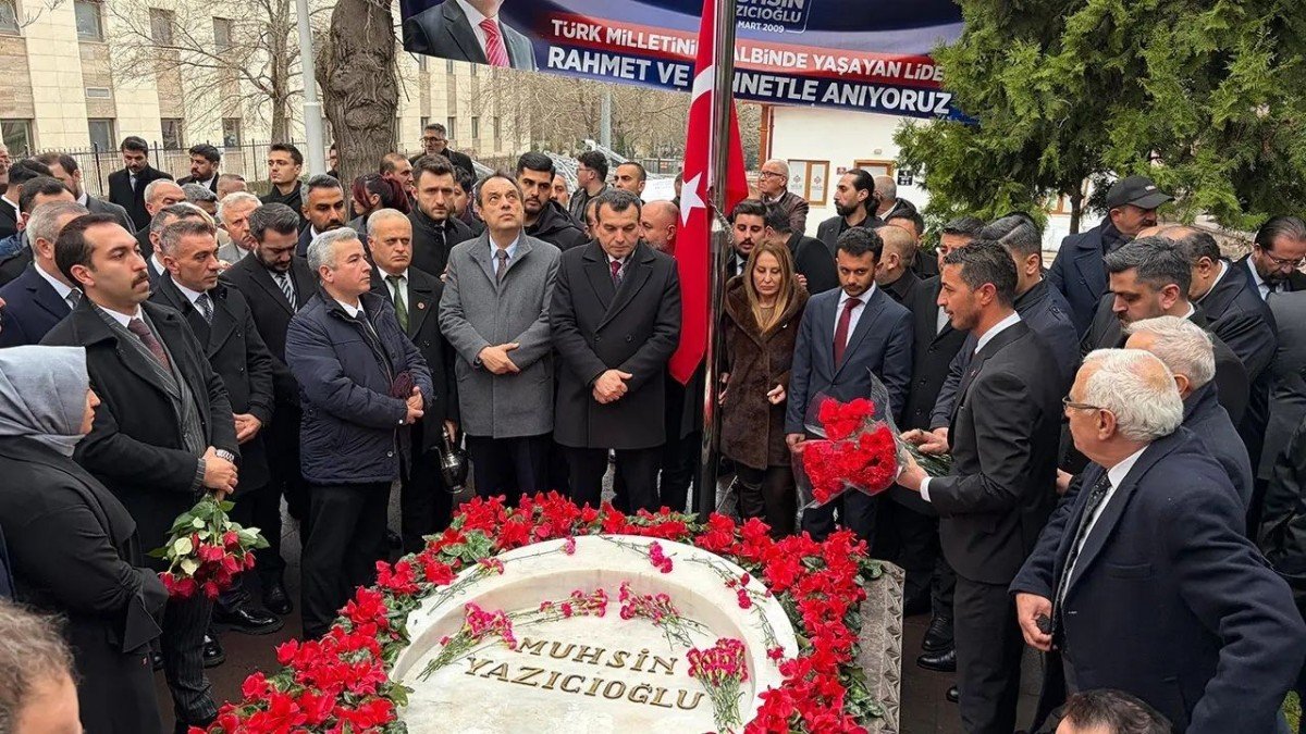 Muhsin Yazıcıoğlu, vefatının 17. yılında kabri başında anıldı!