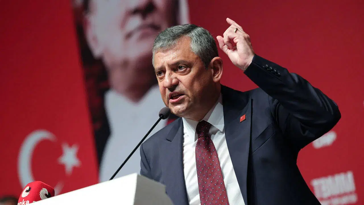 Özgür Özel'den 'kurultay' ve 'yeni parti' açıklaması: '110 milletvekiliyle mütemadiyen istişare halindeyiz'
