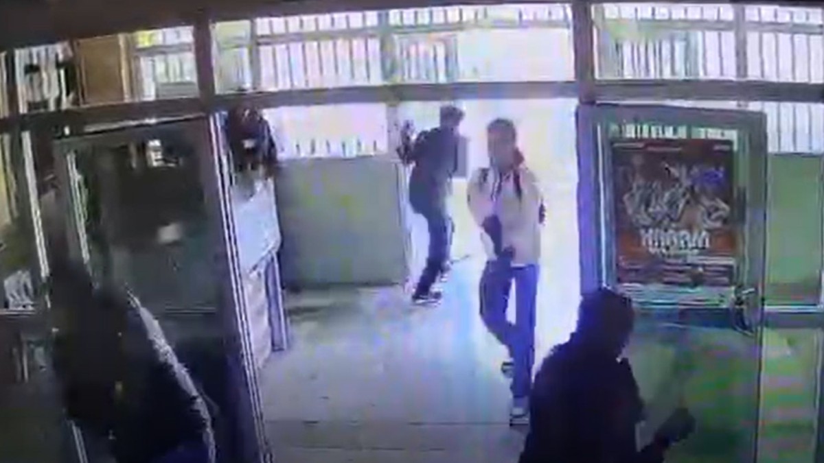 Siverek’te okulda silahlı saldırı: 16 kişi yaralandı, şüpheli yaşamına son verdi!