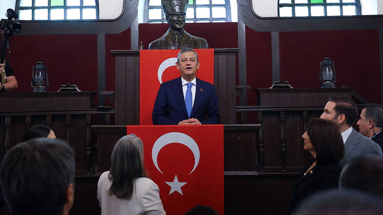 Son Dakika... YENİ Parti ilk toplantısını yaptı: Özgür Özel oybirliği ile genel başkan seçildi!