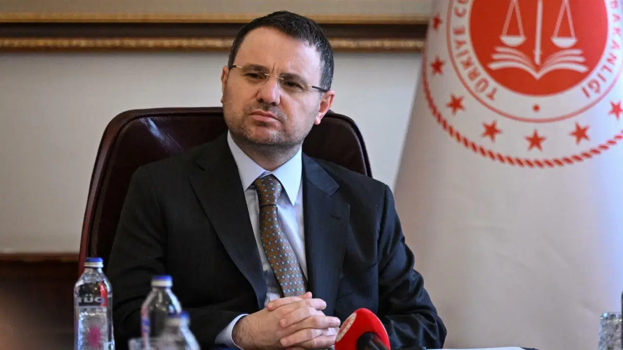 Soruşturmanın ardından... Bakan Gürlek, kazandığı tazminatı Kızılay'a bağışladı