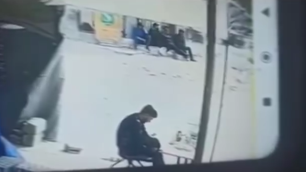 Sözde garantör devletler izlesin! Gazze'de yol kenarındaki gençlere katliam