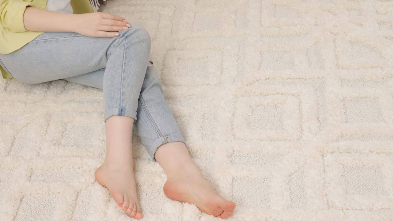 Uzmanlar dökülen kıllara ve terlemeye karşı uyardı: Ayaklardaki iki gizli işaret sağlığınız hakkında ne söylüyor?